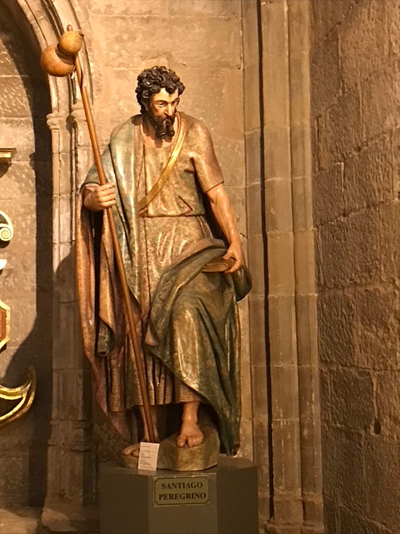 Santo Domingon katedraalissa seisova vanha pyhiinvaeltajan patsas 